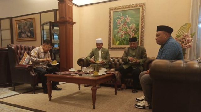 Nurhasan Bersama Ketua Majelis Syuyukh PB DDI Menghadap Pak JK. (foto: walai.id)