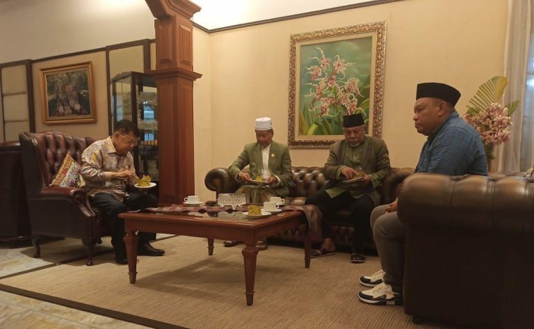Nurhasan Bersama Ketua Majelis Syuyukh PB DDI Menghadap Pak JK. (foto: walai.id)