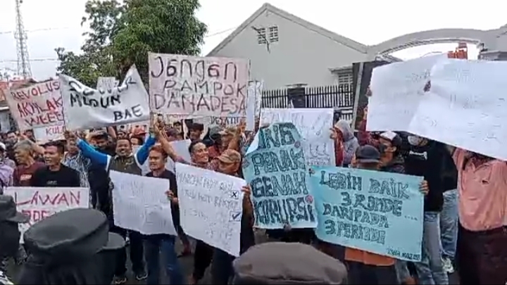 Diduga Korupsi Dana Desa, Warga Demo Tuntut Kepala Desa Mundur 
