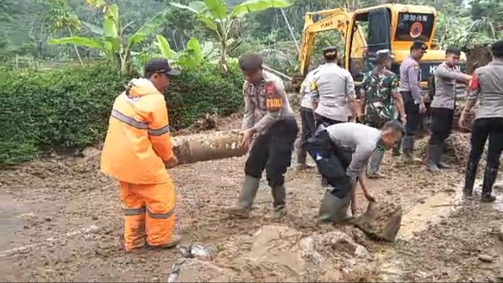 Evakuasi Longsor yang Menutup Jalan Penghubung Desa ke Purwokerto 