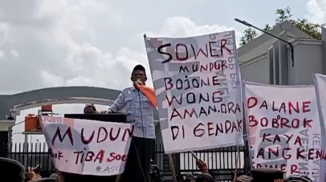 Diduga Selewengkan Keuangan Desa, Ratusan Warga Demo Tuntut Kepala Desa Mundur