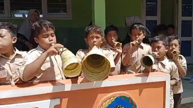 Terompet Tahun Baru dari Janur Kelapa dan Barang Bekas Karya Siswa SDN 2 Binangun 