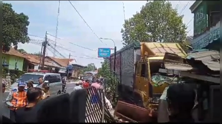 Truk Tabrak Rumah Warga, Diduga Akibat Rem Blong