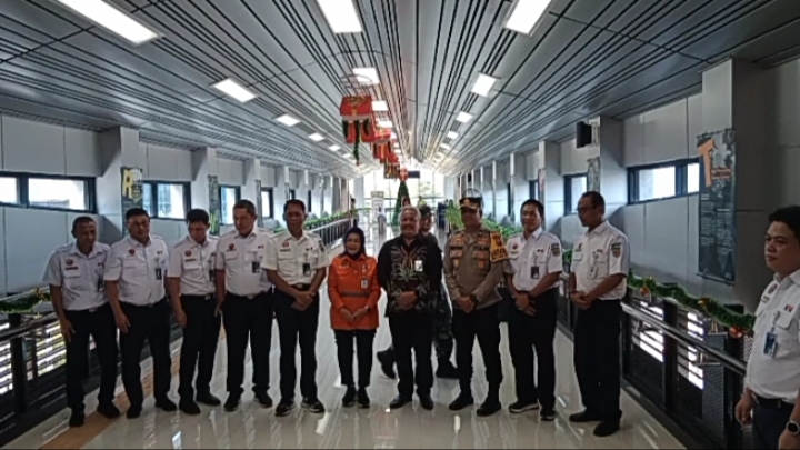 Skybridge Customer Service Counter di Stasiun Purwokerto Pelayanan PT KAI Pada Penumpang