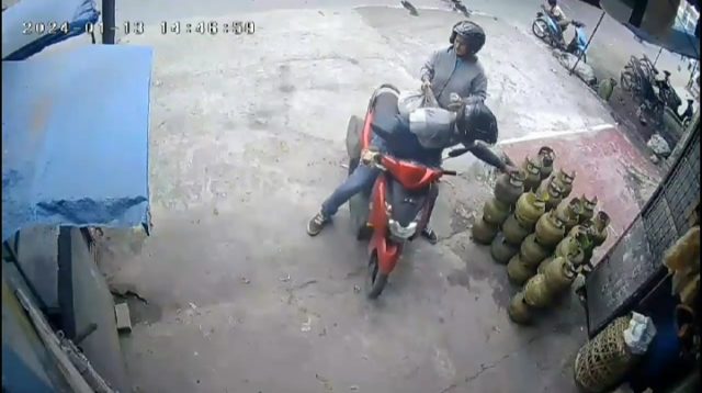Pasutri Curi Tabung Gas 3 Kg Terekam CCTV