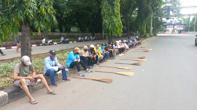 Puluhan Petugas PPSU Kelurahan Ancol Banting Sapu dan Mogok Kerja Karena Dihina Miskin Oleh Lurah dan Sekel Ancol