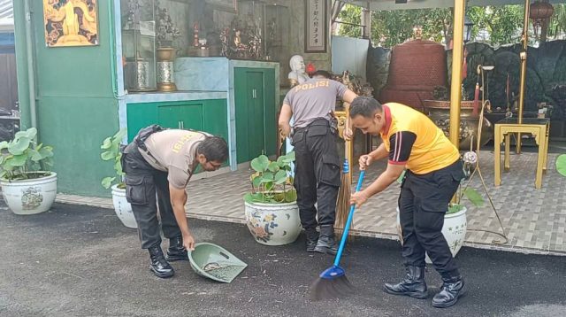 Giat Bakti Sosial Polsek Cilincing Bersihkan Vihara Lalitavistara Menyongsong Hari Raya Imlek