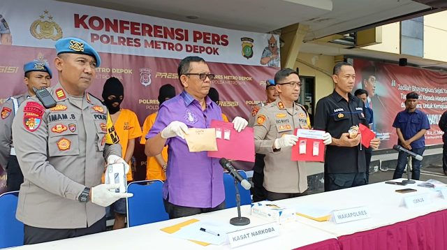 AKBP Eko Wahyu bersama Kasat Narkoba tunjukkan barang bukti narkoba jenis sabu dan ganja yang disita dari bandar narkoba 