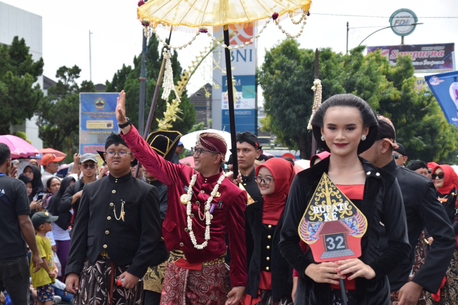 Ribuan Warga Banyumas Tumpah Ruah Menyaksikan Kirab Pusaka - Eportal