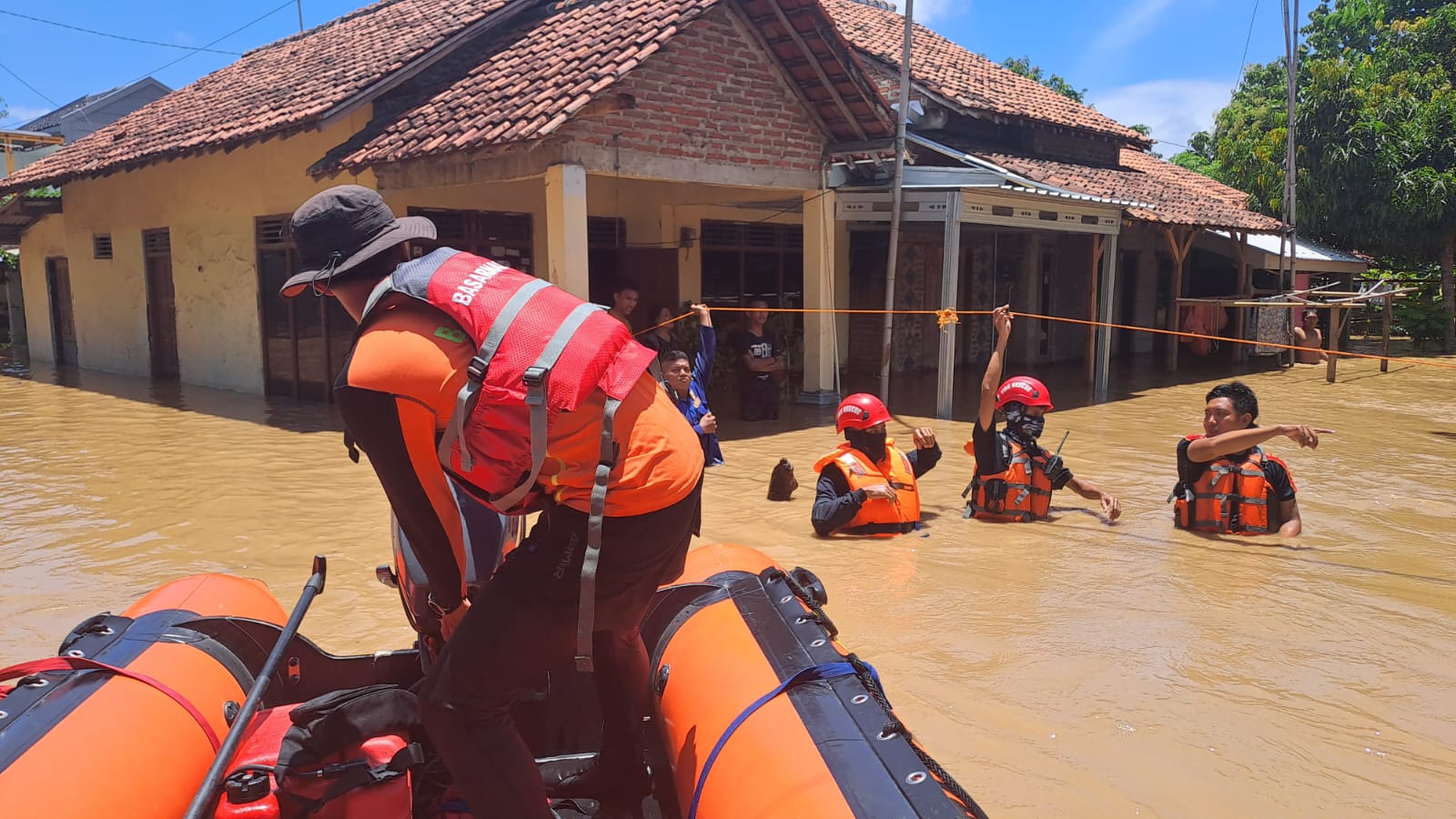 Banjir Di Brebes Rendam 4 Kecamatan, Tim SAR Gabungan Evakuasi Korban ...