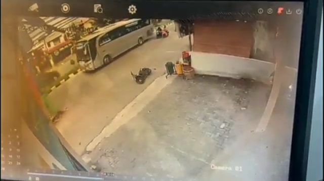 Pemotor Tewas Terlindas Bus Trans Metro Deli Terekam CCTV