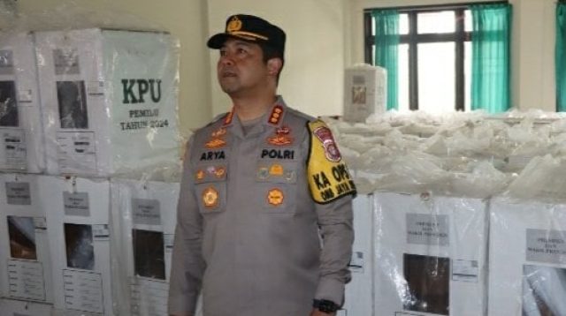 Kombes Polisi Arya Perdana melakukan monitoring penghitungan suara pemilu 2024.