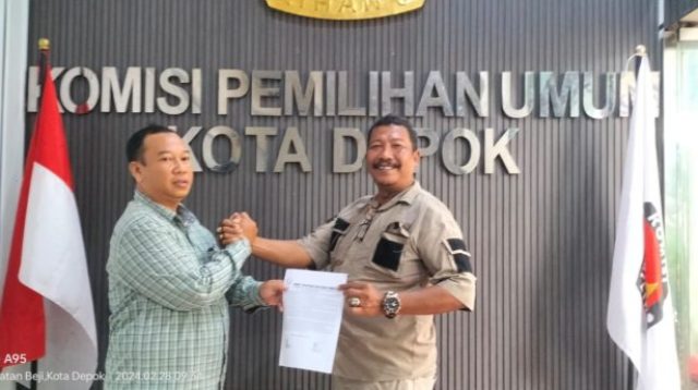 Ketua AMCD Kasno saat memberikan surat dukungan atas kinerja KPUD Kota Depok