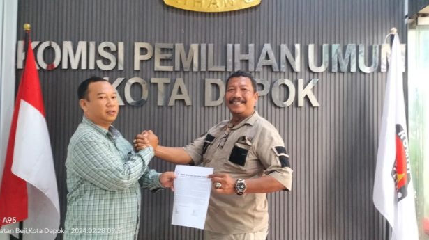 Ketua AMCD Kasno saat memberikan surat dukungan atas kinerja KPUD Kota Depok