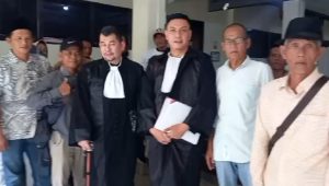 R Supramono dan Arian Carter seusai sidang tanggapan Jaksa Penuntut Umum. Majelis Hakim diminta jatuhi putusan sela