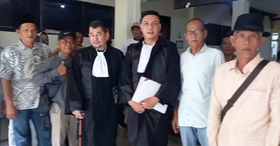 R Supramono dan Arian Carter seusai sidang tanggapan Jaksa Penuntut Umum. Majelis Hakim diminta jatuhi putusan sela