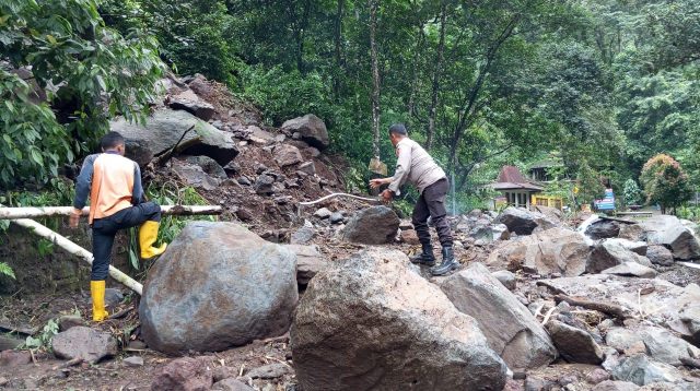 TNI-Polri dan Masyarakat Bersihkan Material Longsor yang Tutupi Jalur Menuju Air Terjun Madakaripura