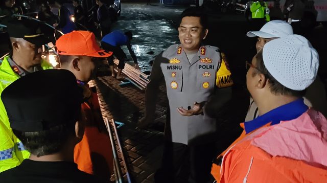 Gercep Tim Gabungan TNI-Polri dan BPBD Probolinggo Tangani Banjir 3 Desa di Kecamatan Dringu