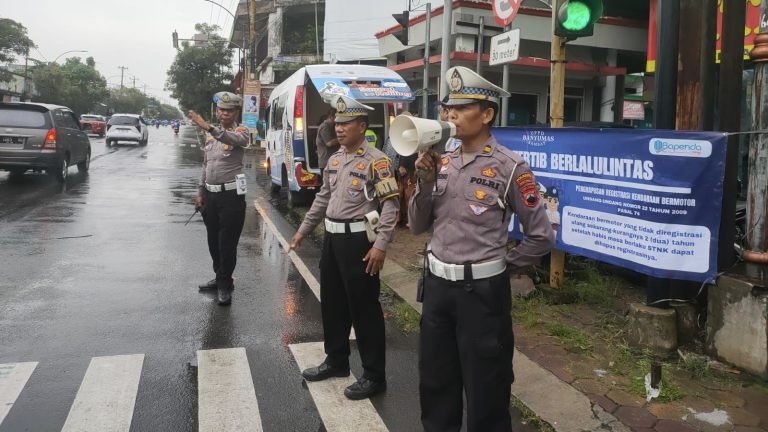 Satlantas Polresta Banyumas Sosialisasi Ops Keselamatan Candi 2024 Bagikan Brosur dan Pamflet