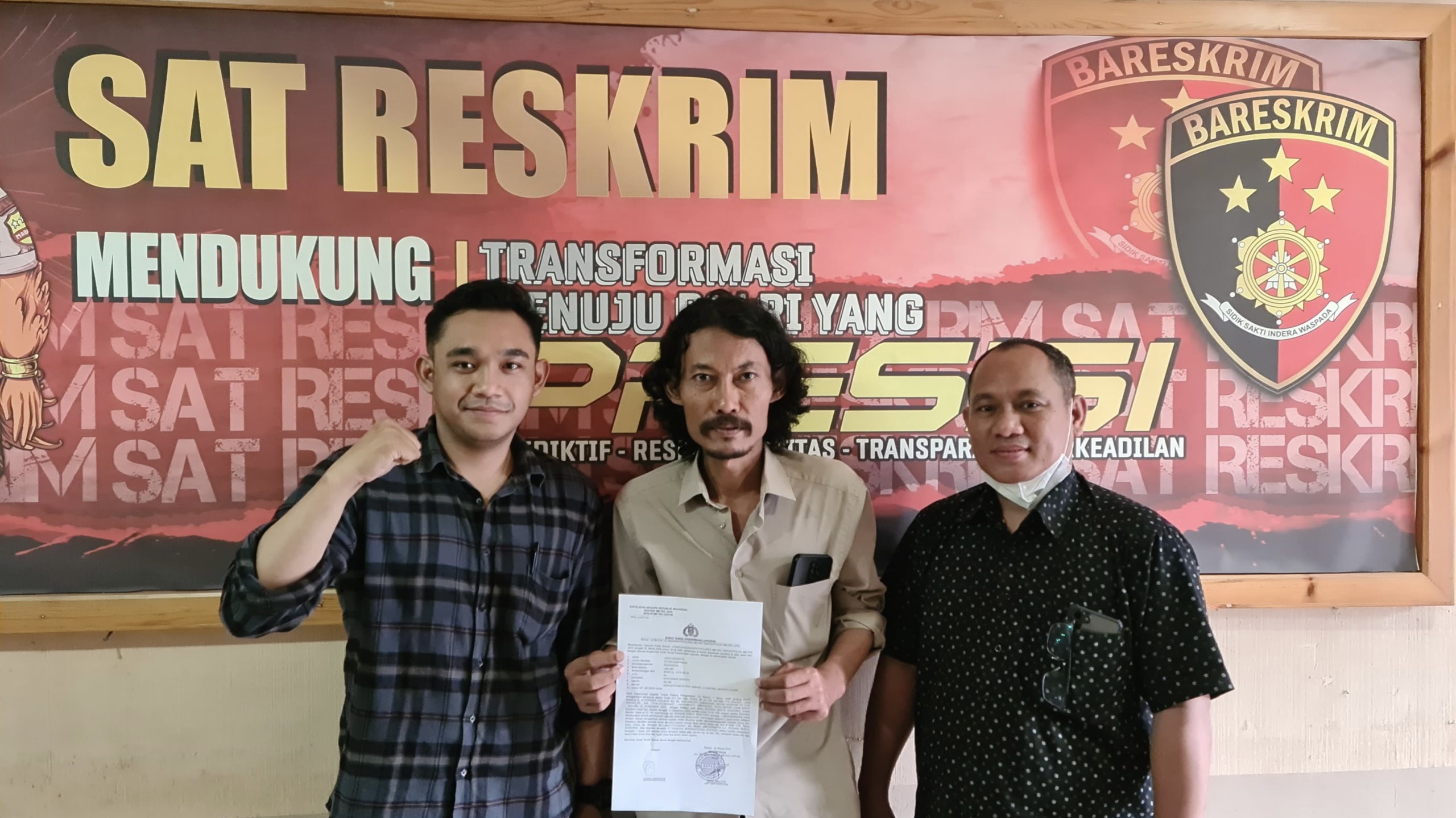 FIFGroup Cabang Depok diwakili Abdul Majid, Joko Iswanto, serta Joshua Jones N usai melaporkan RD ke Polres Metro Depok