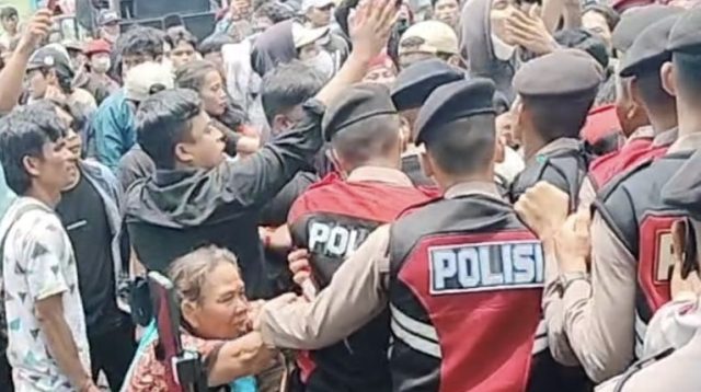 Aksi Unras di Mapolda Sumut Ricuh dan Blokir Jalan 