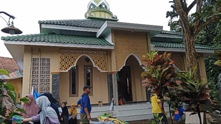 Sambut Ramadhan, Warga Bersihkan Masjid dan Isinya di Sungai 