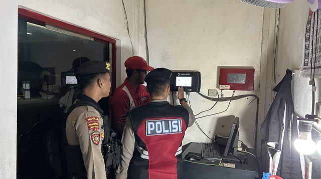 Pastikan Tidak Ada Kecurangan SPBU, Anggota Polres Probolinggo Kota Cek SPBU