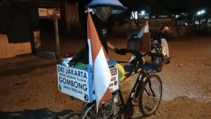 Pria Ini Mudik Pakai Sepeda Onthel, Menempuh 4 Hari Jakarta-Kebumen