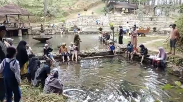 Arus Balik Lebaran, Terapi Ikan di Tuk Sirah Kali Pemali Disukai