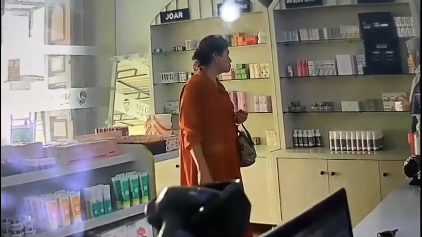 Wanita Paruhbaya Curi Skincare di Toko Terekam CCTV