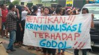 Ratusan Warga Pancur Batu Demo Markas POM Medan