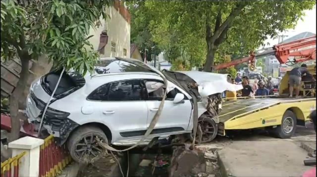 Diduga Mabuk, 2 Wanita Pengemudi Mobil Mewah Tabrak Mobil Parkir dan Pagar Kantor Polisi