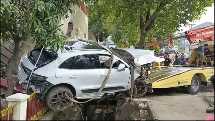 Diduga Mabuk, 2 Wanita Pengemudi Mobil Mewah Tabrak Mobil Parkir dan Pagar Kantor Polisi