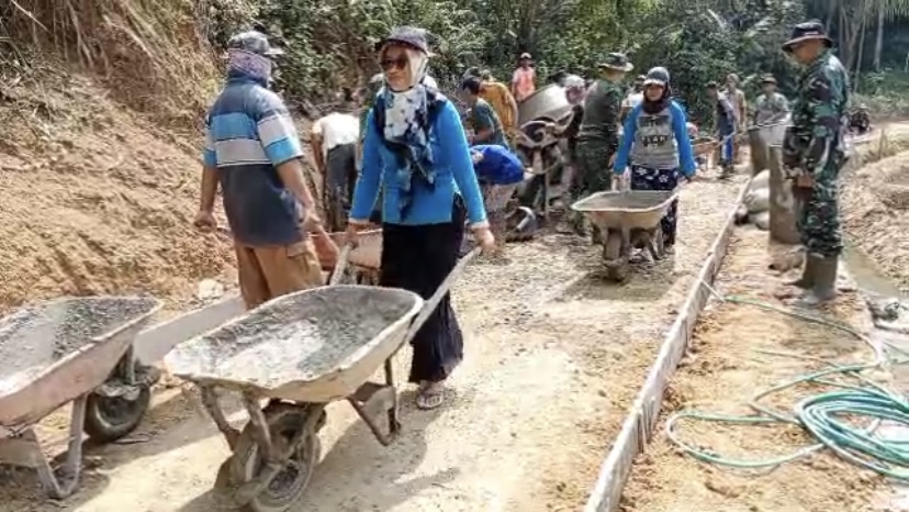 Program TMMD, Emak-emak dan TNI Berjibaku Membangun Jalan Desa, Tembus 2 Kabupaten