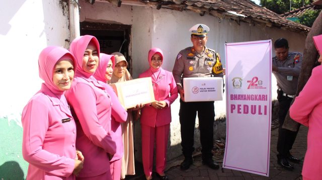 Sambut Hari Bhayangkara ke-78, Polres Probolinggo Kota Bagikan Ratusan Paket Sembako Pada Warga