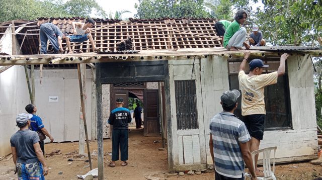 Rumah Janda Nyaris Ambruk, Warga Patungan dan Gotong-Rotong Bangun Rumah Layak Huni