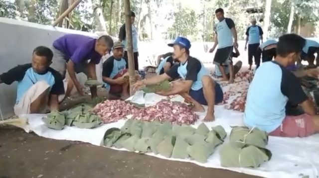 Unik..!! Pembagian Daging Kurban Menggunakan Daun Jati, Rasa Daging Lebih Nikmat