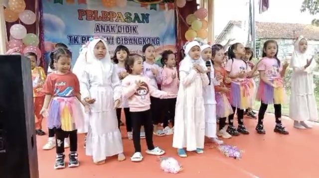 Pelepasan Siswa TK Diwarnai Pentas Seni dan Aksi Sosial