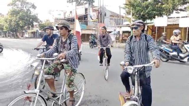 Parade Sepeda Tua Ramaikan Pra-Even Forda Gor Satria Purwokerto 2024