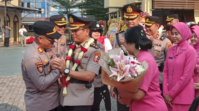 Isak Tangis Pecah Iringi Sertijab Kapolres Pelabuhan Tanjung Priok, Panjiyoga Dihadang Palang Pintu