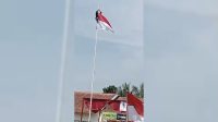 Detik-detik Bocah Panjat Tiang Bendera Saat Upacara HUT RI ke-79 Berlangsung