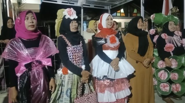 Emak-emak Lomba Fashion Show dari Bahan Plastik, Guna Memeriahkan HUT RI ke-79