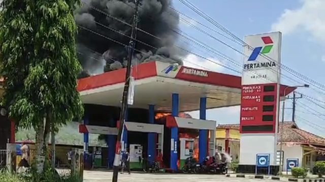 2 Mobil Terbakar di SPBU Usai Isi BBM, Diduga Korsleting Listrik