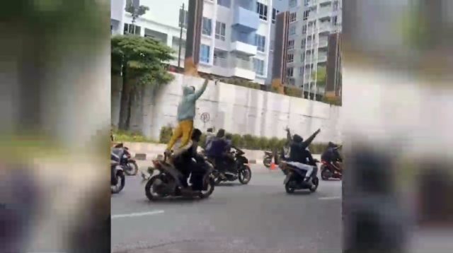 Konvoi Geng Motor Mengacungkan Senjata Tajam Viral di Media Sosial