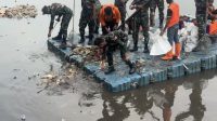 HUT TNI Ke-79, Ribuan Prajurit TNI Bersama Masyarakat Gerebek Sampah Kali Ciliwung