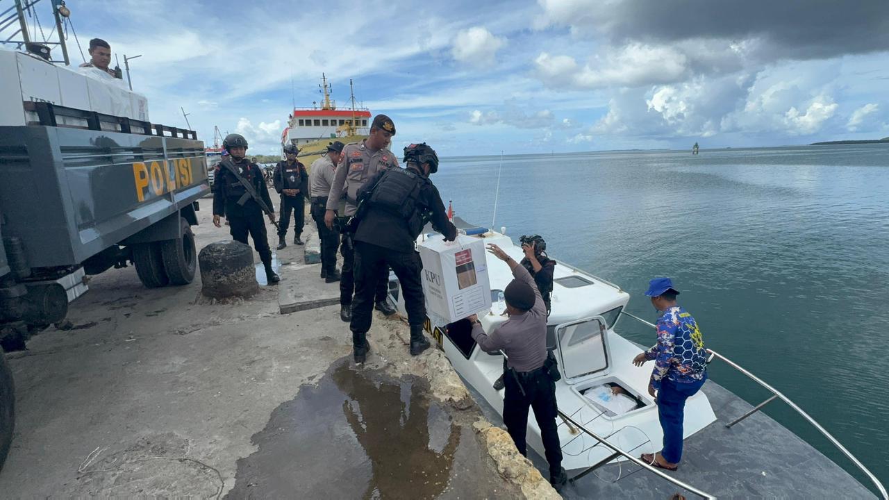 Lakukan Pengamanan Ketat, Personel Gabungan Polres Kepulauan Tanimbar Kawal Kotak Suara ke KPU 