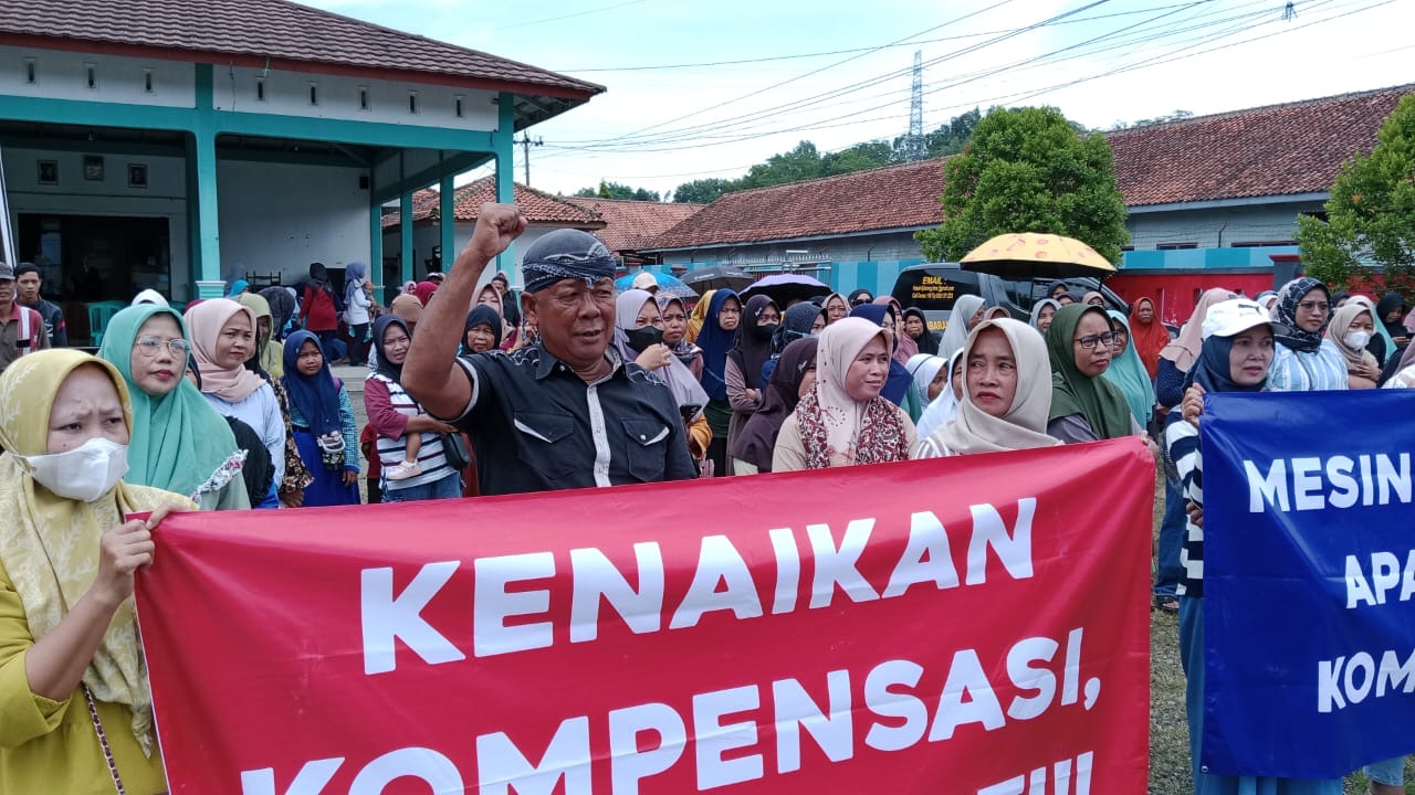 Tuntut Kenaikan Kompensasi, Emak-emak Warga Tipar Kidul Kecewa Tak Ditemui Pimpinan Semen Bima