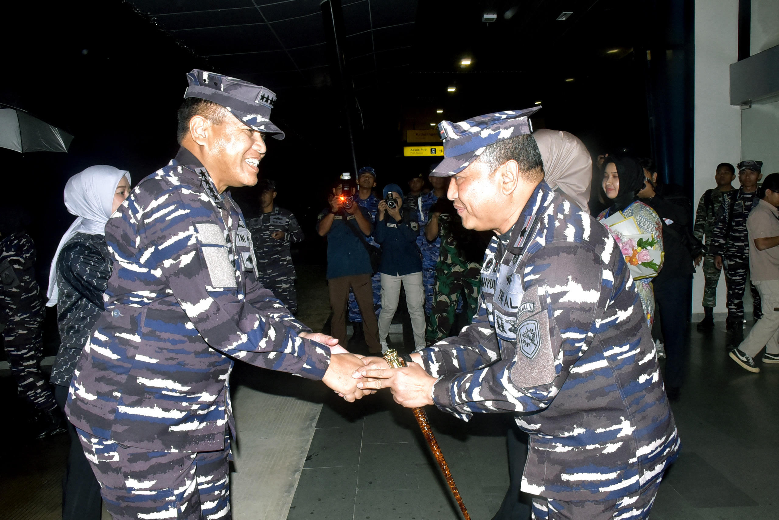 Danlantamal VI Sambut Kedatangan Kasal Kunker di Makassar