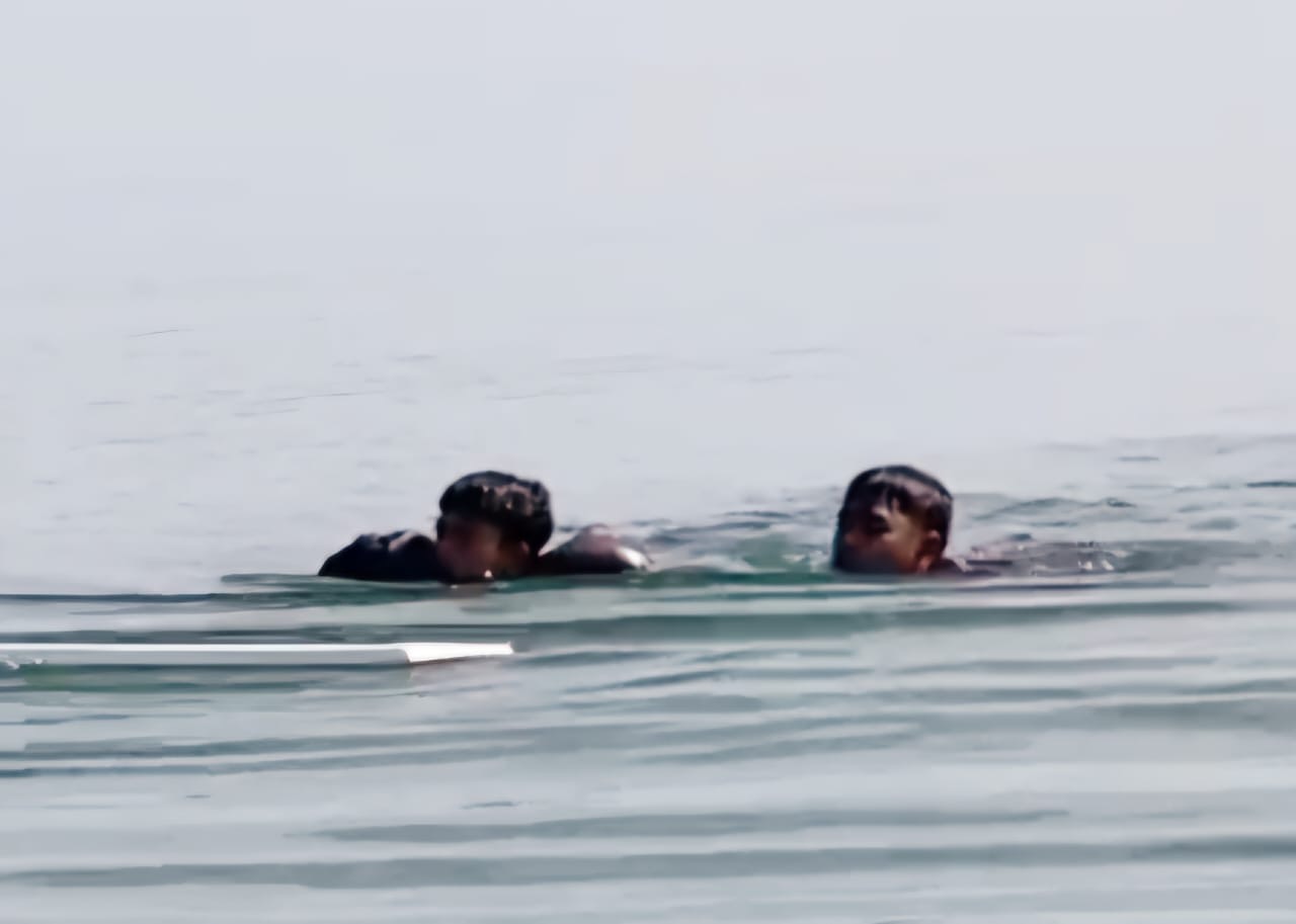 Mudik Menggunakan Perahu Tradisional, Prajurit TNI AL Selamatkan Nelayan di Laut Yang Terapung Dengan Perahu Bocor. (foto: Dok. Lantamal VI Makassar)