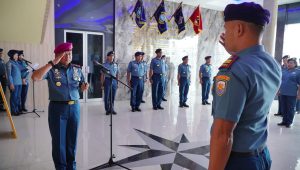 Danlantamal VI Menerima Pelaporan Kenaikan Pangkat Perwira Lantamal VI Makassar. (foto: Dok. Kadispenal Lantamal VI Makassar)